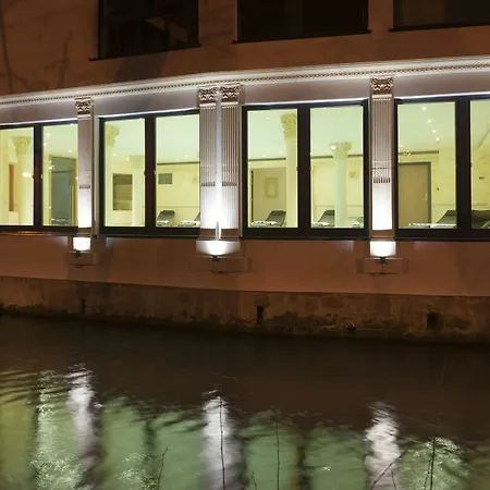 ホテル Du Parc, Restaurant, & Wellness